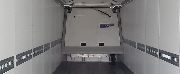 The divider can be folded under the roof without major restrictions on cargo space.
